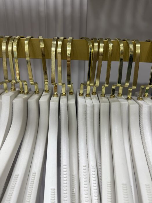 Вешалки для одежды в магазинах