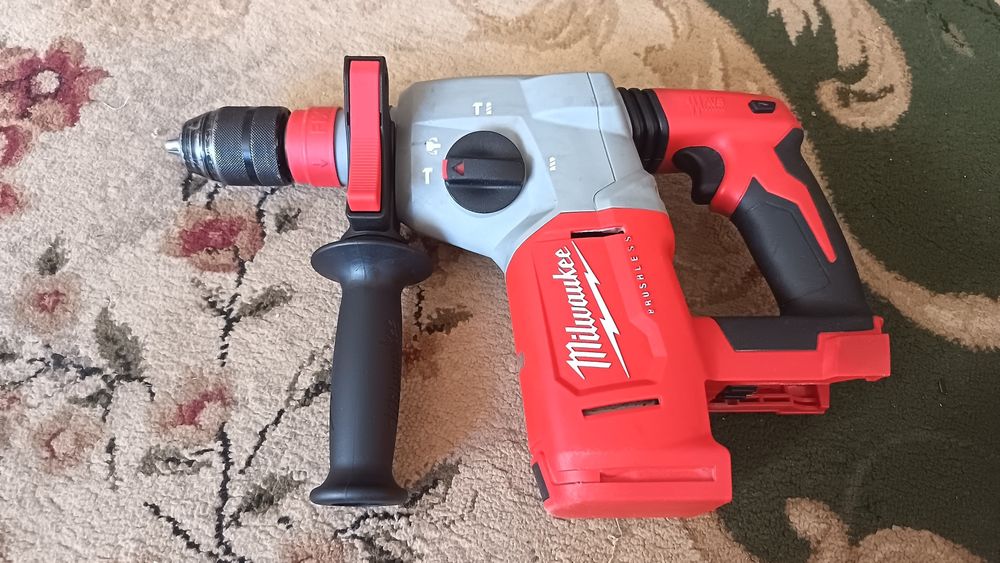 Продам перфоратор Milwaukee