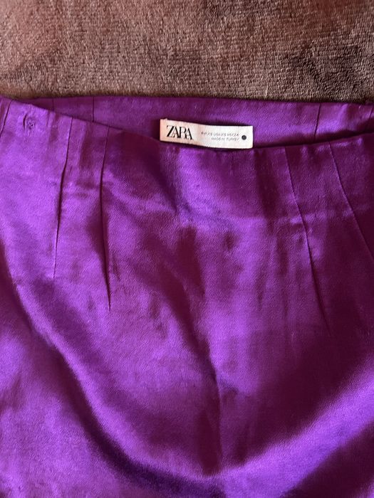 Лилава сатенена пола на Зара