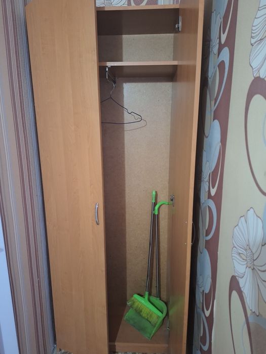 Продаю шкаф, стол и стульев