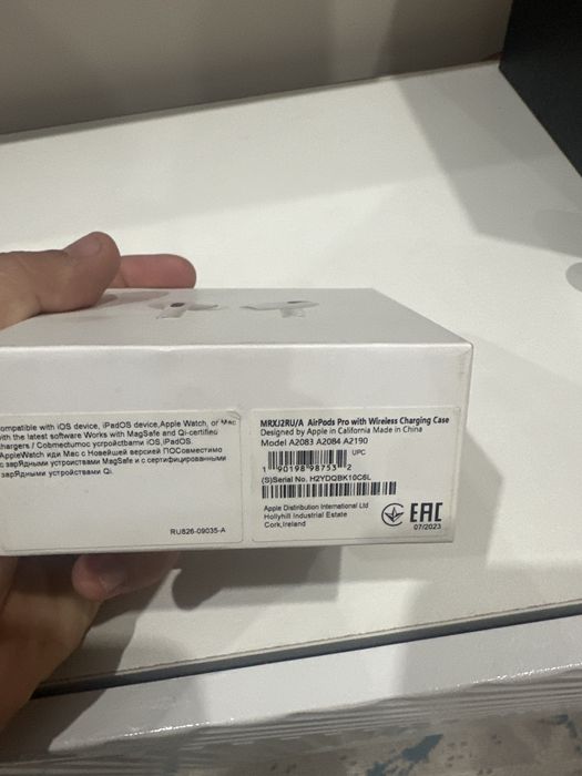 Наушники airpods pro.