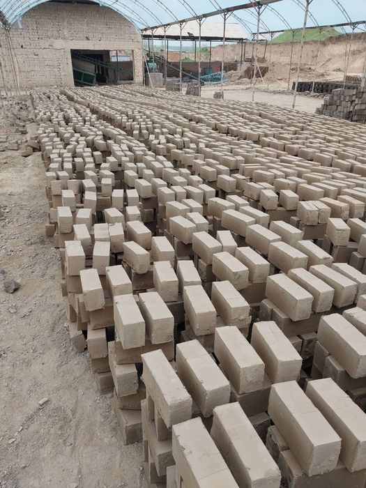 Xom va pishgan gisht