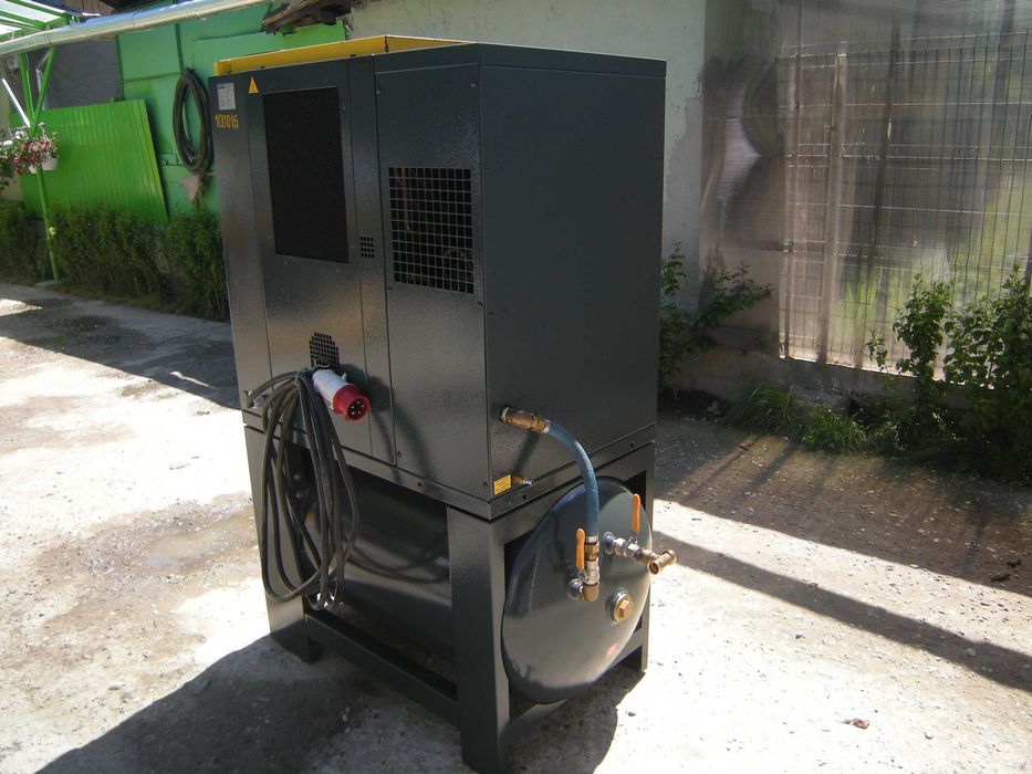 Compresor aer cu surub Kaeser Aircenter SM 12 T cu uscator si rezervor