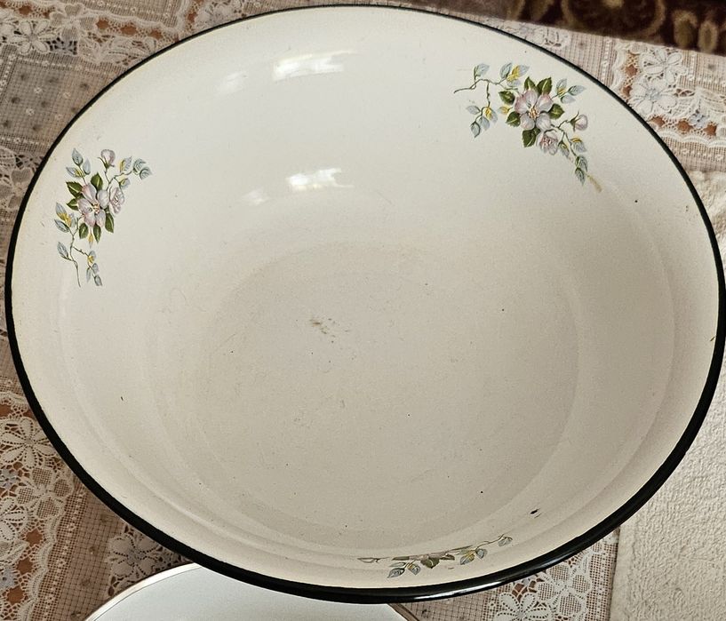 Продам 5 эмалированных чашек, сковородки