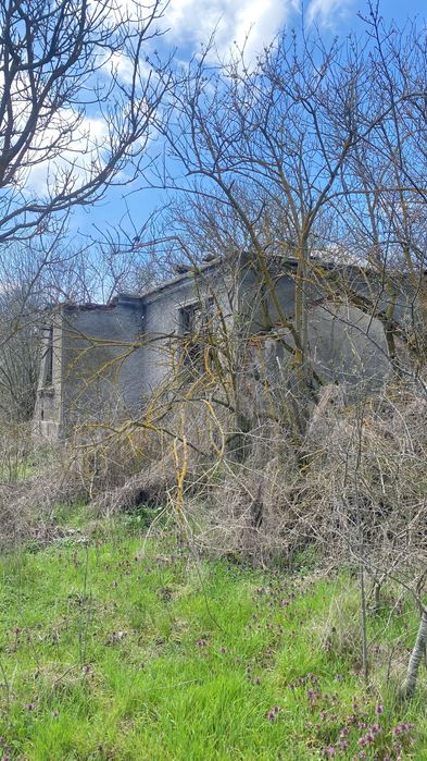 Парцел с КЪЩУРКА В село Искър