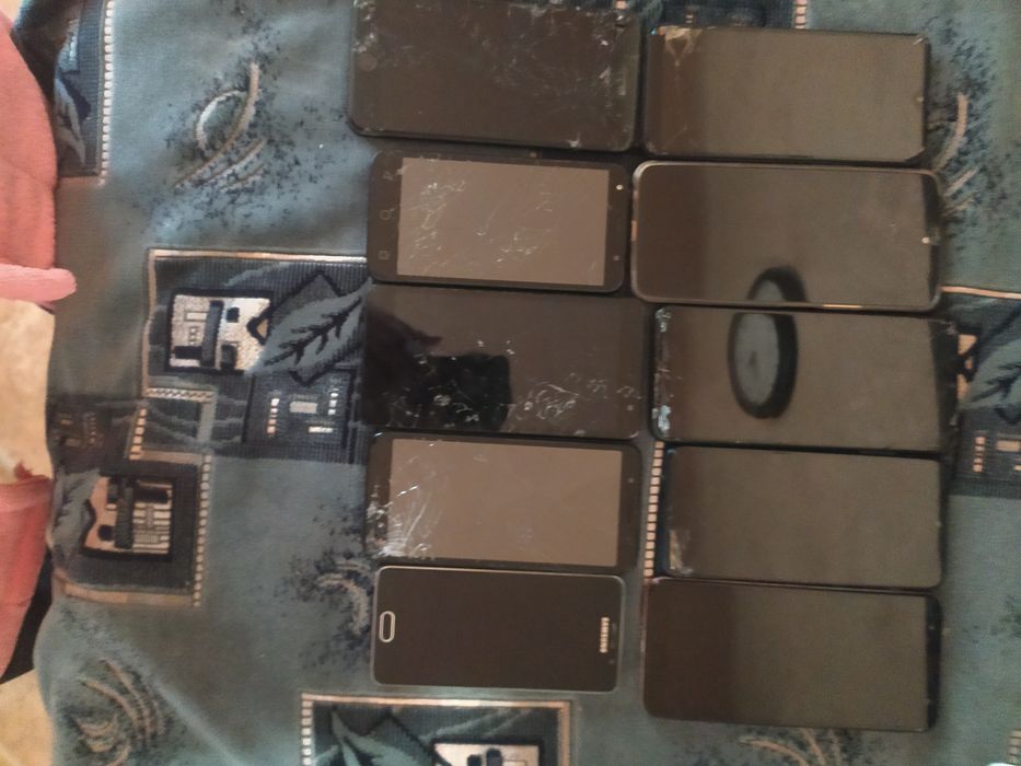 Vând 10 telefoane funcționale și ne funcționale