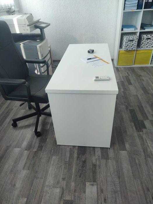 Birou alb de birou, cu spatiu de depozitare, ca nou, 140 cm x 6 cm