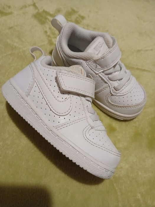 Бели маратонки Nike 21