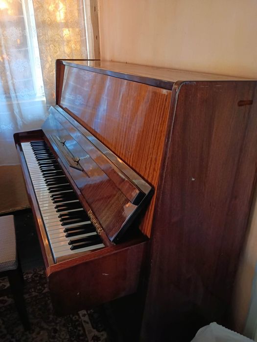 Руско пиано – класически корпус, топъл звук