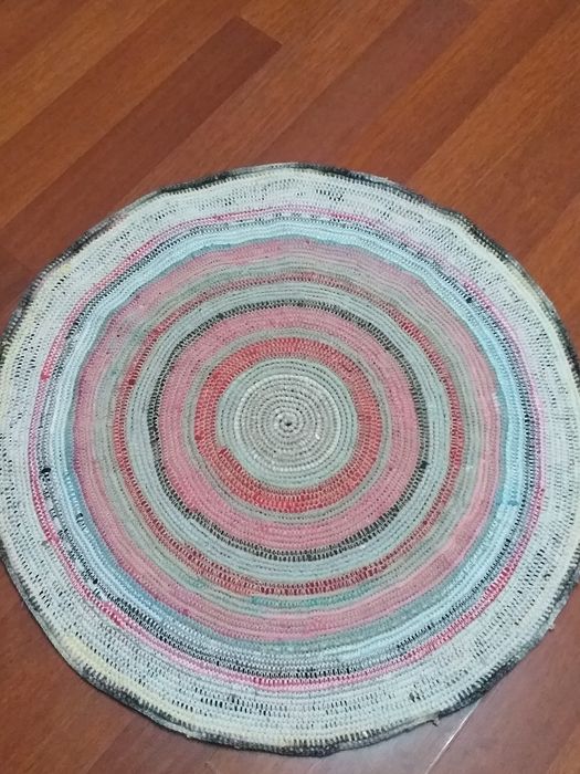 Круглый коврик ручной работы.