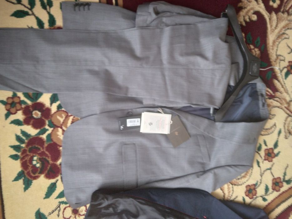 Продам костюмы новые