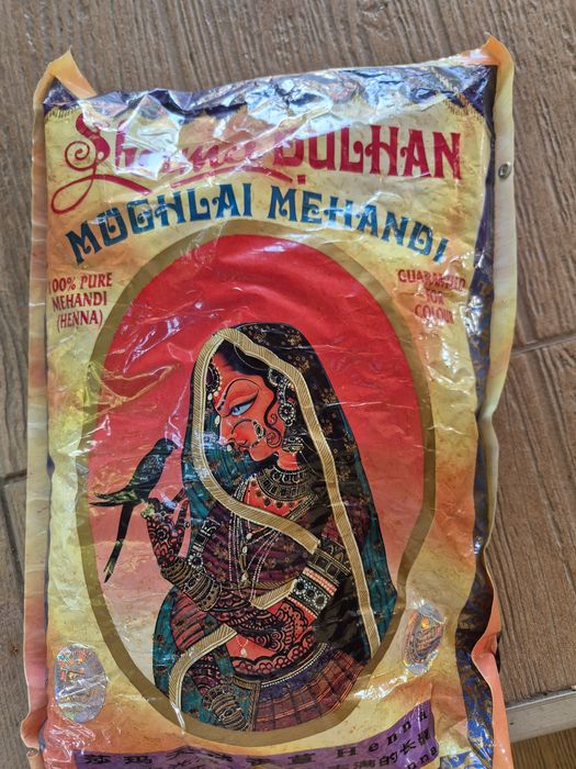 Natural henna powder