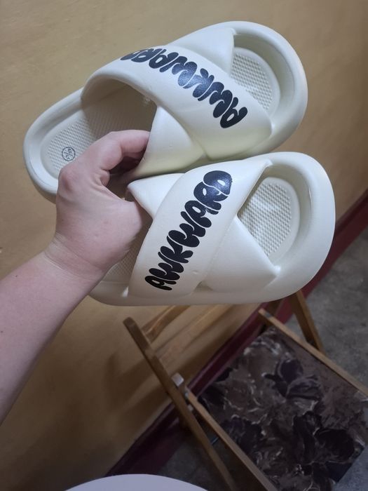 Papuci noi crem Cropp