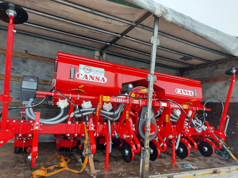 Semanatoare de porumb si floarea soarelui  cu fertilizare pe discuri