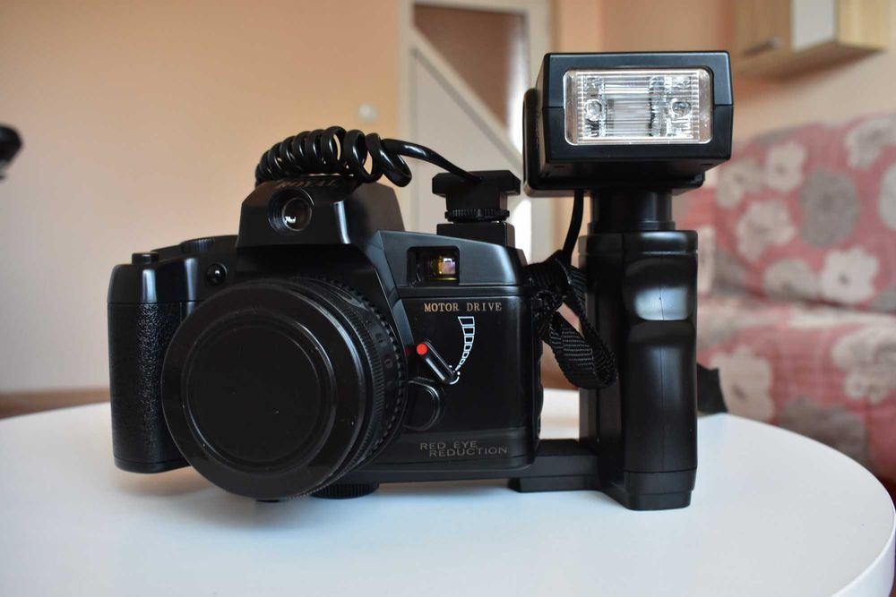 Ретро аналогов фотоапарат ROYAL 35mm (с външна светкавица и чанта) – Винтидж