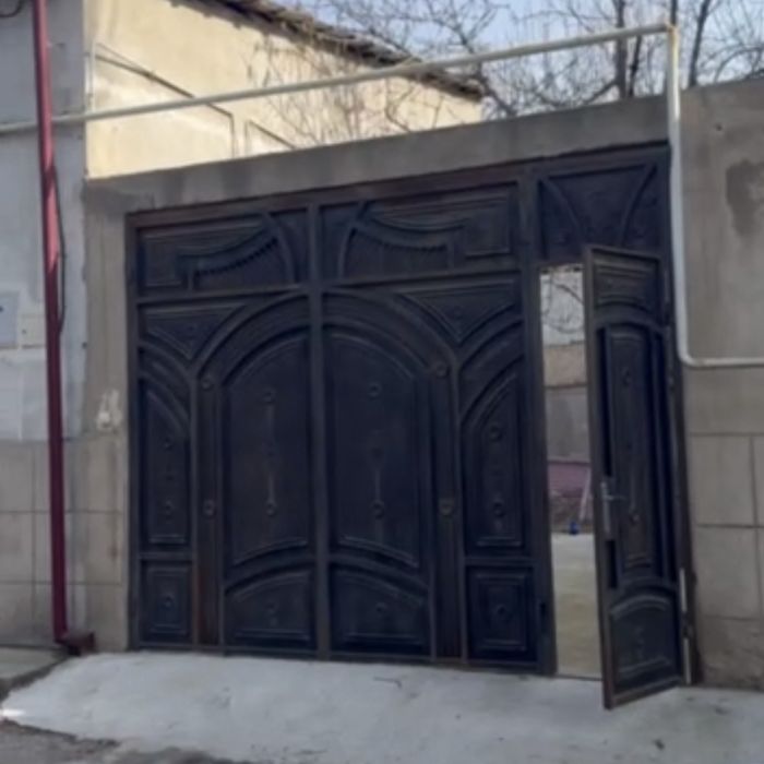 Xonadon sotiladi 6 sotix yer maydonli. Mo’ljal Agrar universiteti