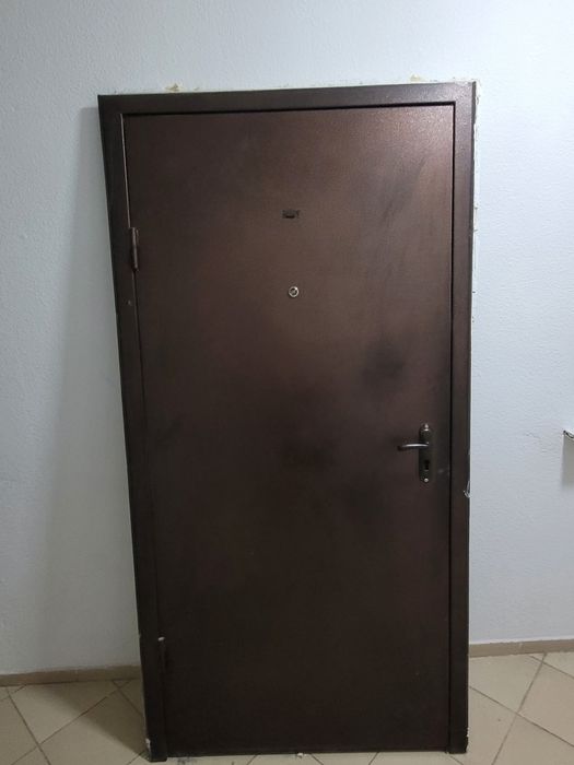Продаётся дверь входная