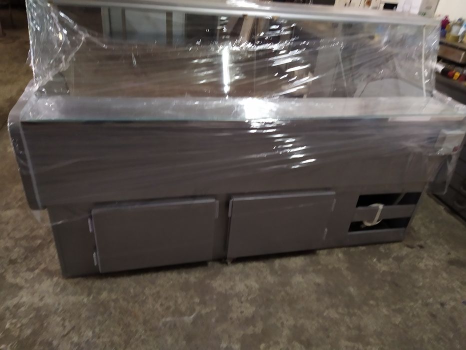 Хладилна витрина щандова
