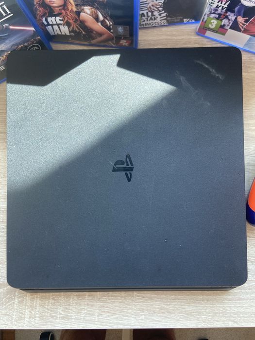 PS4 Slim 1TB + 3 Контролера + Докинг Станция + 4 Игри | ТОП Комплект