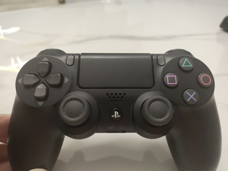 PlayStation 4 + 2 console + suport PS