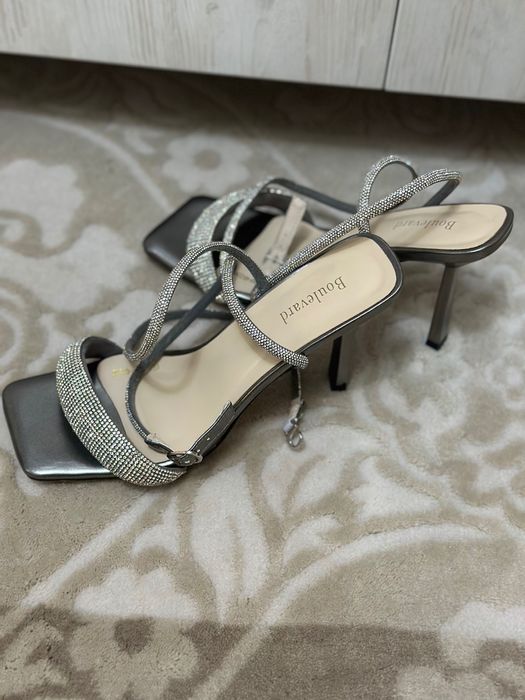 Босоножки серые с блеском 39