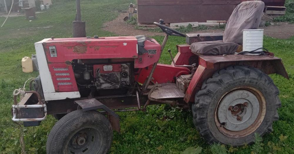 Трактор с прицепом, граблями