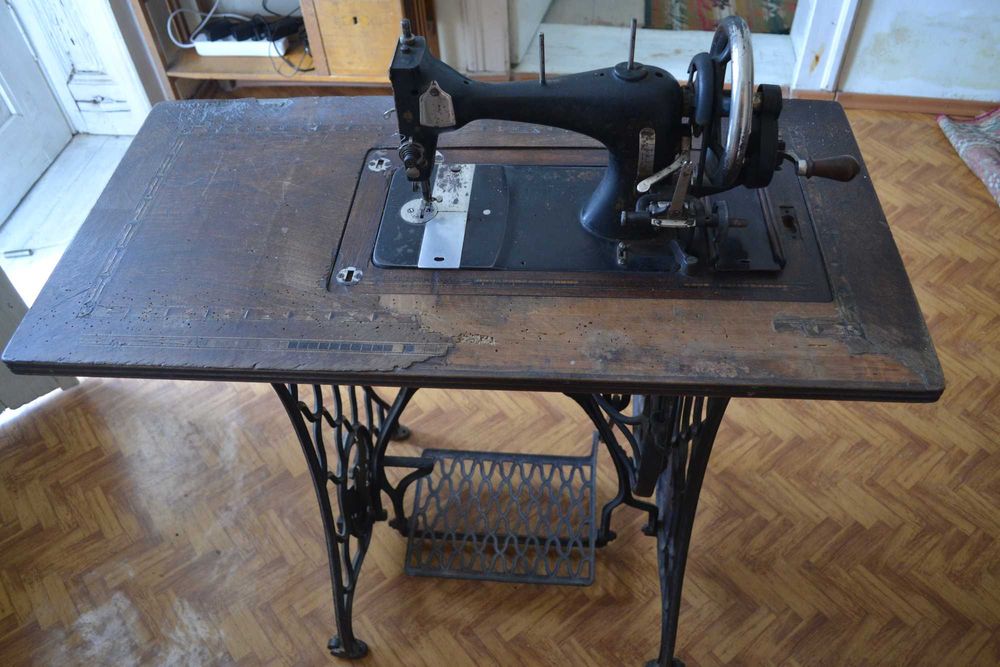 Masina de cusut foarte veche, de colectie