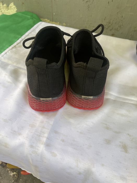 Pantofi sport eleganți și foarte ușori