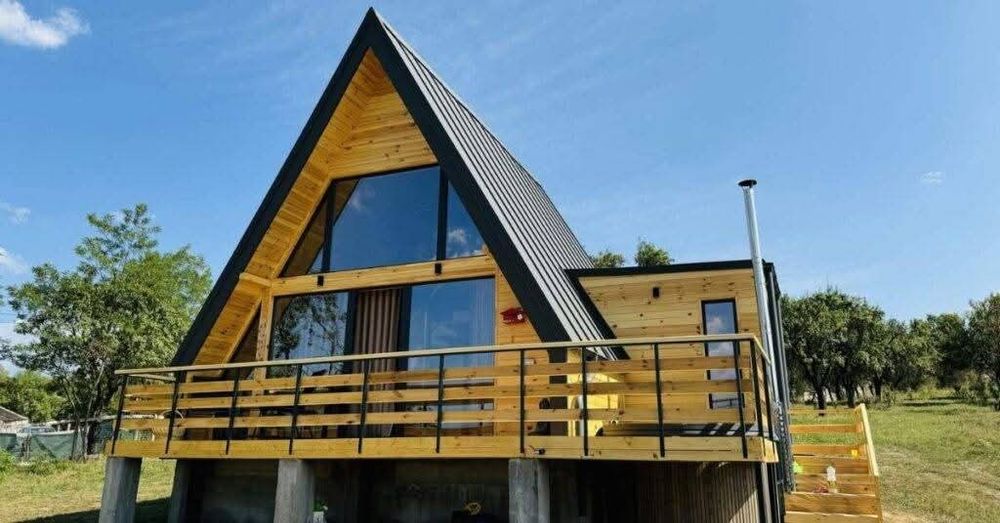 Vând cabană cu acoperiș tip mansardă. Un dormitor și o baie sus