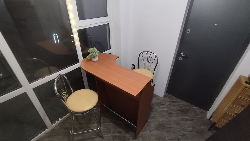 Masa  bar solida , puțin folosită