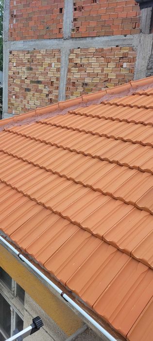 Двуетажна къща с двор