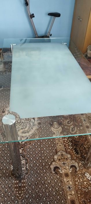 Стъклена маса за хранене