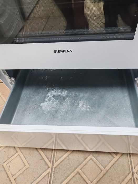 Свободно стояща печка с керамичен плот Сименс Siemens с две години гаранция!