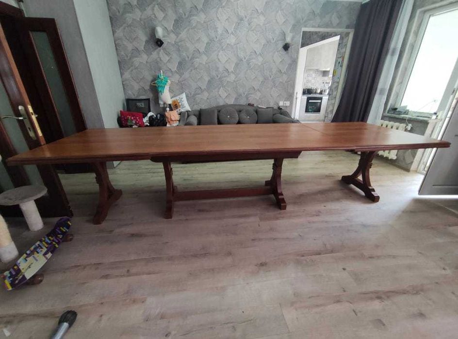 Большой стол на 20 человек