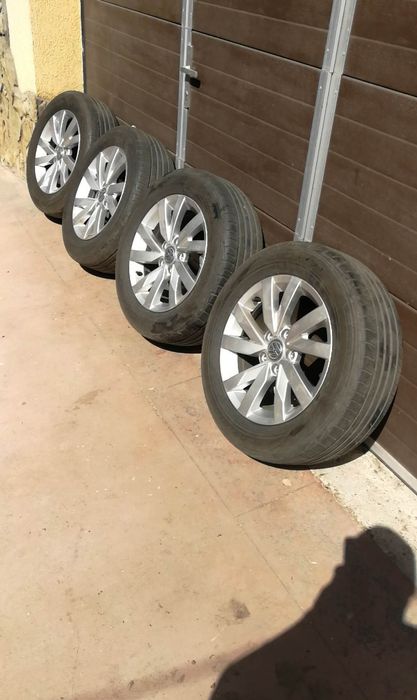 Vând 4 genți cu tot cu cauciucuri de vara bune au prindere de 5×12