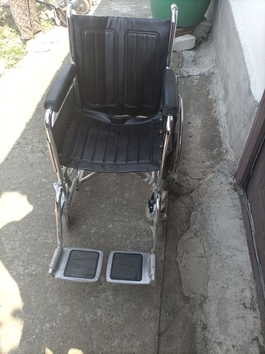 Vind 2 cariucioare pentru persoane cu dizabilitati locomotorii