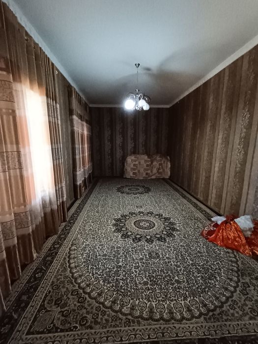 Navoiy sh  Guliston 3 da 6 sotix 2 etajli 8 xonadan iborat hovli sotil