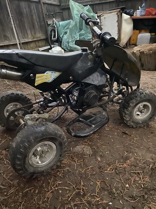 Vand atv 49cc 2 timpi pentru copii este delimitat si prinde 50kmh