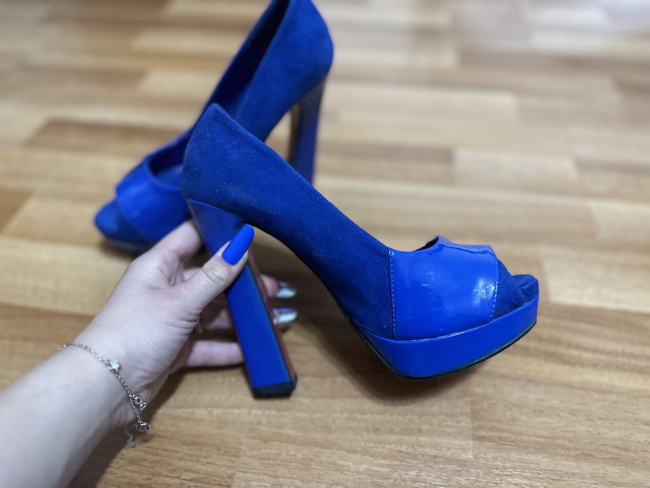 Pantofi cu toc albaștri
