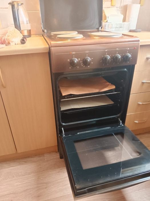 Продаю Эл.Плиту с духовкой.