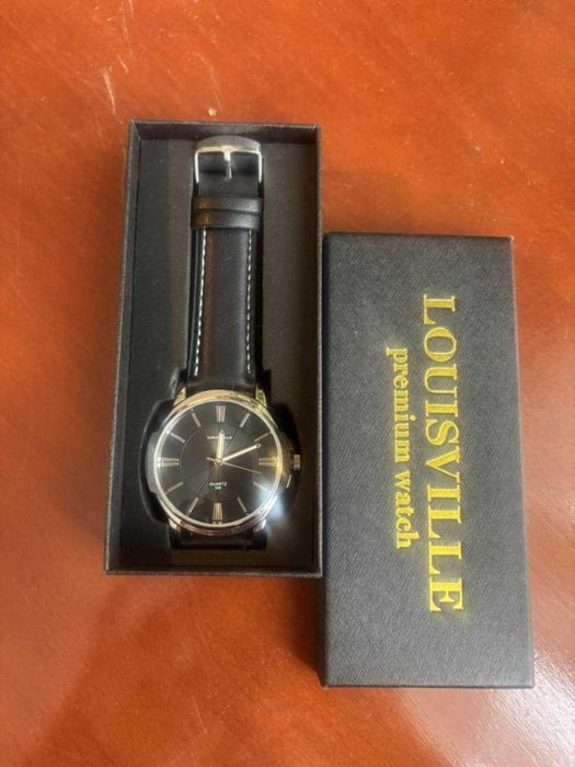 Мъжки часовник LOUISVILLE с каишка от кожа и корпус от алуминий