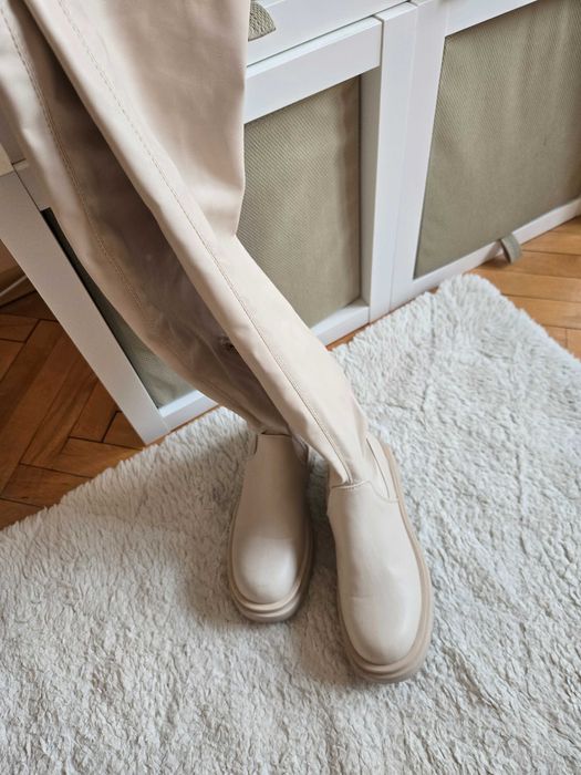 Високи ботуши цвят екрю