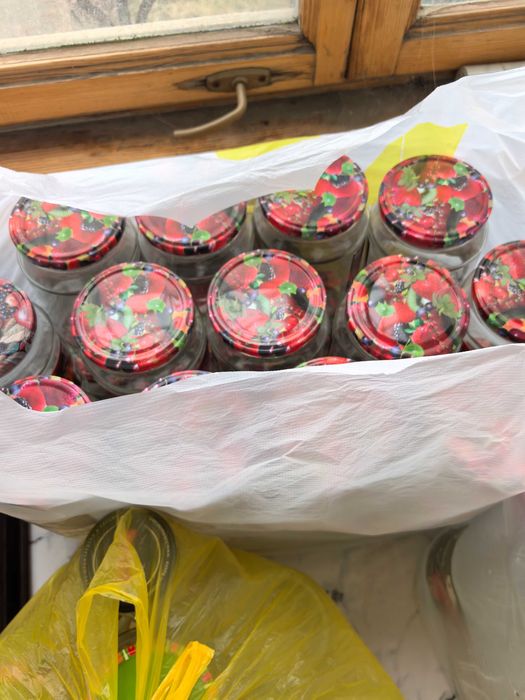 Банки с крышками и без