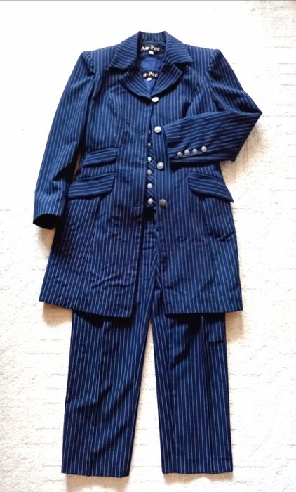 Дамски костюм с дълъг блейзър, елек и панталон