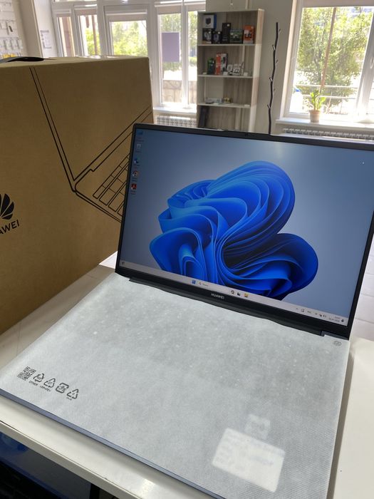 Huawei MateBook D16 (почти новая)