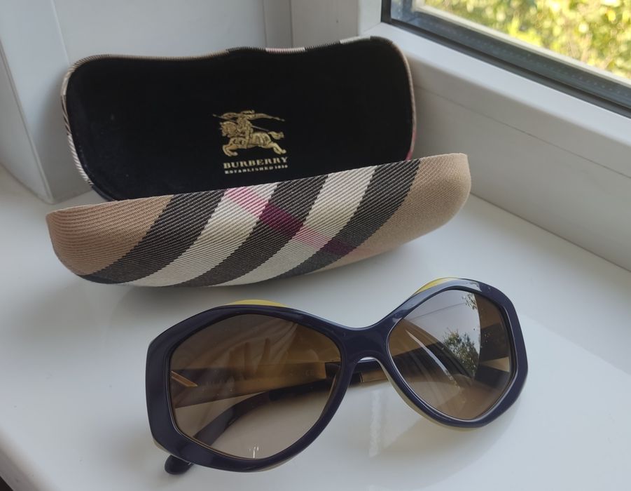Солнцезащитные очки Burberry