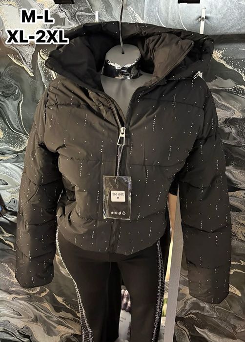 Geaca neagra cu pietre