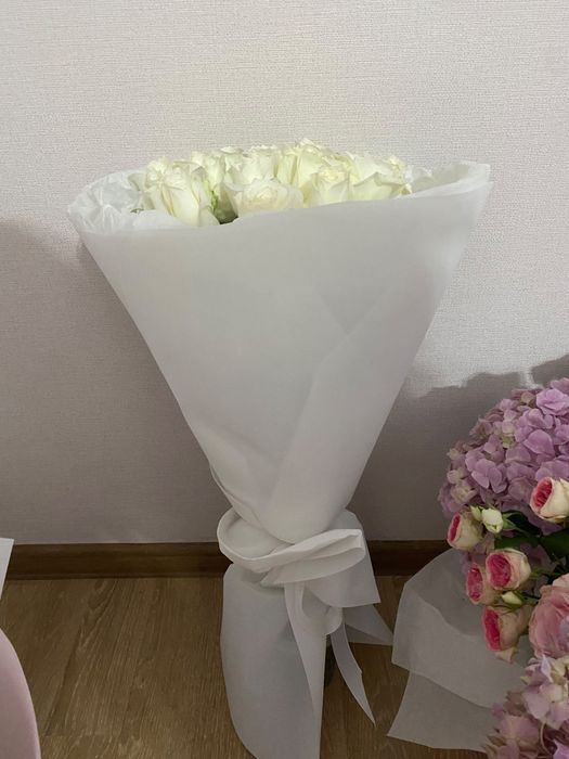 Цветы свежие,белые розы,лилия,спрейрозы