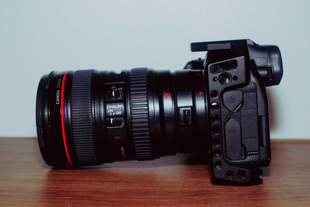 Canon EOS R + Обектив Canon EF 24-105mm + 2 батерии и Small Rig клетка