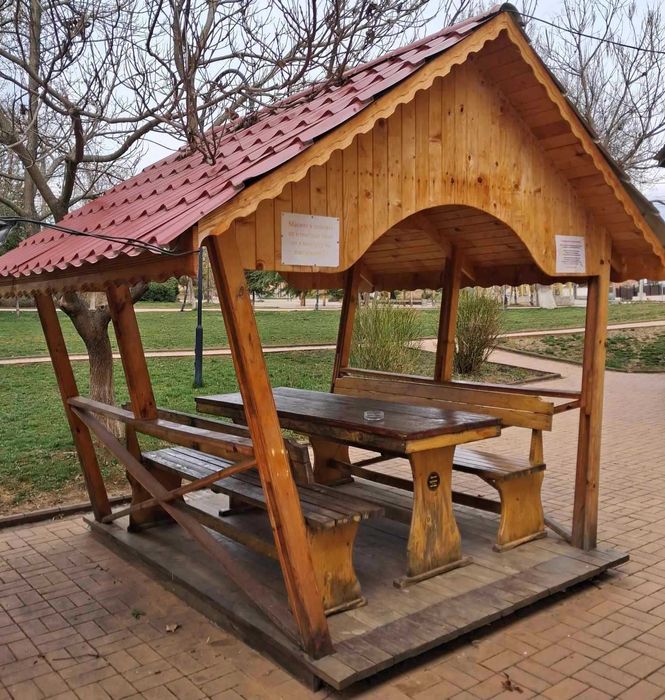 ДЪРВЕНИ БЕСЕДКИ-лакирани с улуци